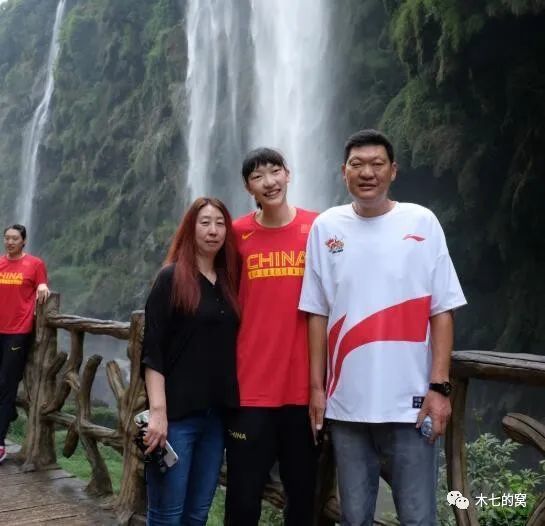 动漫女被男扒衣服吃胸视频